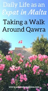 Autour de la petite place centrale, un assemblage de terrasses domine la baie et le port. Walking Around Qawra In Malta Amanda Walkins Malta Malta Qawra Expat Life