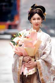 演完宋轶小妈又演赵今麦小妈，41岁的她女人味十足，可温柔可凶悍-腾讯新闻