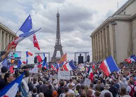 Frankreich hat aufgrund steigender infektionszahlen den pass sanitaire, einen gesundheitspass, eingeführt. Frankreich Proteste Gegen Den Gesundheitspass