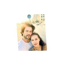 Oyuncu çift burak özçivit ile fahriye evcen dün akşam görkemli bir düğünle dünya evine girdi. Fahriye Evcen Fr On Twitter The Couple Burak Ozcivit And Fahriye Evcen Who Went To Greece For Their Holidays Returned To Istanbul To Celebrate Eid Al Adha With The Family Fahriyeevcen Burakozcivit Evcenf
