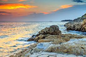 Das ist auch nicht verwunderlich, denn die anreise ist nicht lang, das meer ist sauber und die adriatische riviera, die grünen wälder, die berge und die idyllischen inseln können mit jedem exotischen reiseziel mithalten. Spektakularer Felsstrand Und Wunderschoner Sonnenuntergang In Der N Foto Vorratig Crushpixel