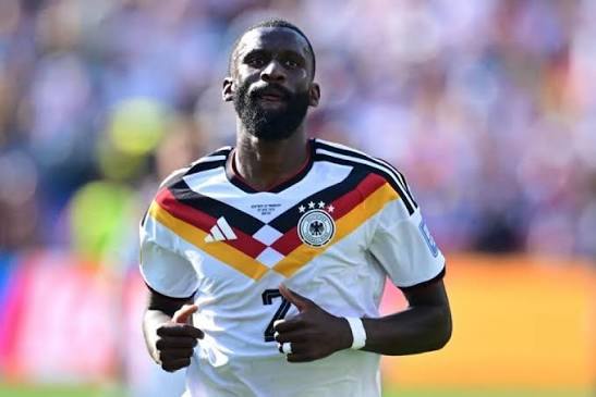 🚨🚨🚨 Antonio R&uuml;diger disse aos seus companheiros de equipe no vesti&aacute;rio imediatamente ap&oacute;s a derrota para o Paraguai que pretendia se aposentar da sele&ccedil;&atilde;o alem&atilde;. Mas ap&oacute;s a nomea&ccedil;&atilde;o de J&uuml;rgen Klopp,