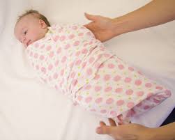 الطريقة الصحيحة لحمل الطفل الرضيع الشرقية توداي