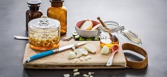 Dieser dient zum schutz vor keimen und fängt staub oder schadstoffe aus der luft ab. Hausmittel Gegen Halsschmerzen Was Tun Erkaltungsratgeber