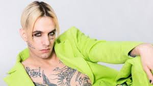 Mora, capelli corti e molti tatuaggi: Achille Lauro Fidanzata E Biografia Del Cantante Ospite A Felicissima Sera