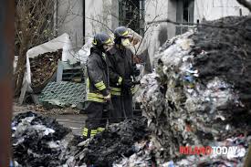 Un cortocircuito al 15esimo piano forse all'origine dell'incendio che ha divorato il palazzo di via antonini a milano. Incendio In Un Deposito Rifiuti Di Via Campazzino A Milano Alta Colonna Di Fumo Foto