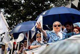 Las madres de plaza de mayo es una asociación argentina formada durante la dictadura de jorge rafael videla con el fin de recuperar con vida a los detenidos desaparecidos, inicialmente, y luego establecer quiénes fueron los responsables de los crímenes de lesa humanidad y promover su. Victimas Represion De Argentina Las Abuelas De Plaza De Mayo Reclaman Memoria Verdad Y Justicia Por Los 30 000 Desaparecidos En La Dictadura De Argentina Publico