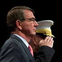 Министр обороны Эш Картер наблюдает за вооруженными силами