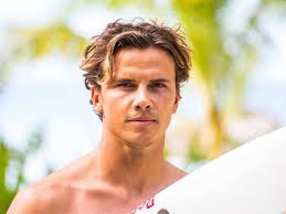 Join him on his first (and most memorable) mentawaii boat trip as he ducks and covers in some amazing barrels. Haircut Julian Wilson Surfer Novocom Top
