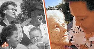Une fille noire née de parents blancs est séparée de sa famille, elle  enlace sa mère à nouveau 30 ans plus tard