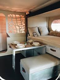 Laat Uw Caravan Interieur Stofferen Door In 2020 Camper Interieur Woonwageninterieur Scheidingswand