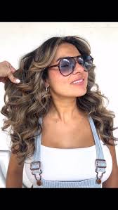 Happy Hour @rojassarita25 @oligopro #oligoextrablonde #oligocaluragloss  #teasylightsandbalayage @minttools #minttoolsextralongcurlingiron @framar  #framarbrushes #framarfoils #hobesoundstylist ...