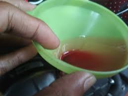 Minyak enjin nampak jernih dan berwarna keemasan apabila pertama kali dituang ke dalam kotak engkol (crankcase) dan selepas digunakan akan bertukar warna kepada coklat cerah, coklat gelap atau hitamdisebabkan pendedahan kepada haba dan tekanan. Minyak Enjin Warna Merah