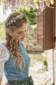 Mit blumen haarband, frisur mit blumen haarreif, frisur mit blumen im haar, frisur mit blumenband, frisur mit blumenkranz, frisur mit dirndl frisur mit blumenkranz, frisur mit blumen, frisur mit blumen haarband, frisur mit. Dirndl Hairstyles Tracht Frisur Oktoberfest Frisur Blumen Haarreif