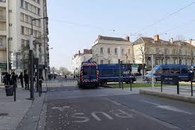 Il est divisé en deux parties : Angers Le Centre Ville Bunkerise Pour La Venue Du President Emmanuel Macron Cote La Fleche