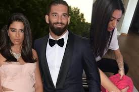 Hastaneden el ele çıkan çift, tek kelime etmedi. Arda Turan Esi Aslihan Dogan A Ayaklarini Yikatti Magazinci C