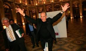 No último gente que não sabe estar, ricardo araújo pereira analisou o depoimento de joe berardo no parlamento e explicou o truque usado pelo comendador. Hey Joe A Vida De Berardo