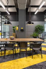 In De Iconische Voormalige Citroen Garage Hebben Wij Naar Ontwerp Van Dzap Diverse Karpetten Geleverd Voor Deloitte Digital En Onz Met Afbeeldingen Vloerkleed Karpetten Design