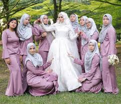 Gaun batik 2 warna untuk remaja. 29 Baju Bridesmaid Menarik Inspirasi Tema Warna Trending