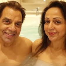 Dharmendra and his beautiful wife Hema Malini share a cozy and romantic  bathtub moment, lost in love and laughter 🛁❤️😍 #Dharmendra #HemaMalini  #bollywood #photochallenge #viralphotography #couplegoals #deolfamily  #bathtub 📷MADE WITH AI