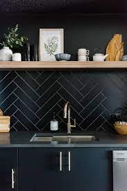 Le matériau de revêtement de la surface de la cuisine peut être à la fois naturel et artificiel. Les Credences De Cuisine Tendance En 2021 Black Kitchen Design Home Decor Kitchen Black Modern Kitchen