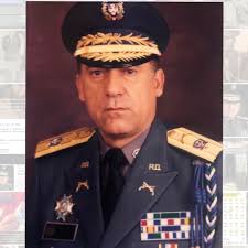 Fotografía del general de brigada Juan Antonio Estrella Gómez, quien es  designado subjefe de la Policía Nacional, mediante el decreto 010 de fecha  12 de enero de 1992 hasta 04 de junio