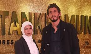 نجحت إدارة نادي الاتحاد، برئاسة أنمار الحائلي، في الحفاظ على خدمات الدولي المصري أحمد حجازي، مدافع فريق وست بروميتش ألبيون، بعد تفعيل بند الشراء في عقد قلب دفاع النمور مع النادي. Ø£Ø­Ù…Ø¯ Ø­Ø¬Ø§Ø²ÙŠ ÙŠØ­ØªÙÙ„ Ø¨Ø¹ÙŠØ¯ Ø²ÙˆØ§Ø¬Ù‡ Ø¨ÙƒÙ„Ù…Ø§Øª Ø±ÙˆÙ…Ø§Ù†Ø³ÙŠØ© Ø¹Ù„Ù‰ Ø¥Ù†Ø³ØªØ¬Ø±Ø§Ù… ØµÙˆØ±Ø© Ø³ØªØ§Ø¯ Ø§Ù„Ø£Ù‡Ù„ÙŠ