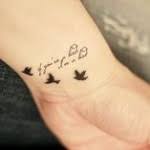 En plus de décorer la peau, les tattoos constituent un moyen d'exprimer une pensée, un point de vue, une humeur, un sentiment ou encore un mode de vie. Tatouage Poignet Femme Top 100 Des Motifs Bracelet