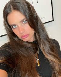 El hecho muestra un cambio de mentalidad entre los directivos de victoria´s secret, luego de controvertidas declaraciones hechas en el año 2018 por uno de sus directivos. Sara Sampaio De Modelo A Disenadora De Joyas Por Una Buena Causa