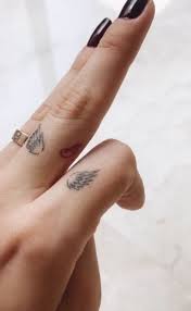 50 Erstaunliche Finger Tatowierungs Entwurfe Die Sie Mogen Die Erstaunliche Fingertatowierungsentwurfe In 2020 Finger Tattoo Designs Finger Tattoos Tiny Tattoos