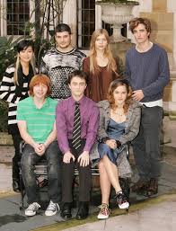 No one hates twilight more than robert pattinson. T Twitterissa I Will Never Get Over These Photos Of Robert Pattinson Looking Just Ever So Slightly Awkward And Out Of Place With The Rest Of The Harry Potter Cast Free Him