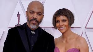 Though several halle berry pictures are available one can't confirm the age of this gorgeous beauty. Halle Berry Boyfriend 2021 Who Is Van Hunt Oscars 2021 Photos Stylecaster