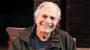 O ator, de 85 anos de idade, que é casado com a atriz desde 1962, ainda babou pela amada, de 86 anos, na legenda. Jtpz0itfq0izjm