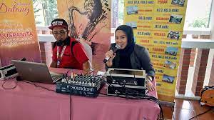 Radio klasik (sebelum ini dikenali sebagai nasional fm dan sebelum itu sebagai radio 1 dan radio malaysia saluran satu dan akhir sekali klasik nasional) ialah sebuah stesen radio kebangsaan dijalankan oleh radio televisyen malaysia disiarkan dalam bahasa melayu. Radio Klasik Radio Klasik Menggamit Kenangan Bersiaran Facebook