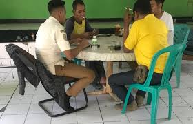 We did not find results for: Pegawai Kelurahan Kota Baru Kota Bekasi Asyik Main Kartu Disaat Jam Kerja