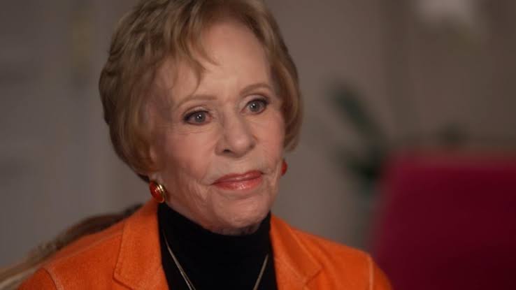 🎭💔 For millions of viewers, Carol Burnett was the woman who made television feel joyful. Week after week, she filled living rooms with laughter, unforgettable characters, and legendary sketches. But behind that radiant smile were professional feuds, painful personal losses, and one working relationship that nearly ended forever.