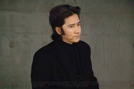 卷曲及肩的头发，永远的黑色西服，手无缚鸡之力，这就是警署中的异类——古畑任三郎（田村正和 饰）。 抄一下blog上的旧文。 又名绅士刑警。 自己日剧看得少，之前没有完整的看过任何一部。 作为一部侦探片，古畑任三郎是成功的。 Jqs3g3okfyxvlm