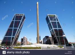 Madrid Spanien Frontansicht Bankia Bank Und Realia Eine Der Grossten Spaniens Die Puerta De Europa Turme Tor Von Europa Oder Nur Torres Kio Sind Stockfotografie Alamy