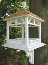 Vogelfutterhauschen Gibt Ihrem Garten Einen Lustigeren Look Hintergarten Vogelfutterhaus Pavillon Ideen