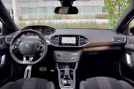 L'anteriore della peugeot 308 nuova serie è un trionfo di linee concettuali, che partono dai nuovi gruppi ottici con luci a led e si diramano verso il cofano e le fiancate. Comparatif Peugeot 308 1 2 Puretech 130 Eat8 Vs Volkswagen Golf 1 5 Tsi Evo 130 Dsg7