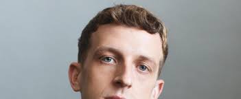 Edouard Louis : "Ma mère, à cause de la domination de classe, ne pouvait  fuir celle du genre"