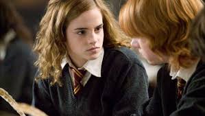 Emma charlotte duerre watson was born in paris, france, to british parents, jacqueline luesby see emma watson's hollywood evolution from her early role as young wizard, hermione granger, blossoming into beloved disney princess, belle. Emma Watson De Nina Famosa A Mujer Admirable Mujeres De Este Mundo