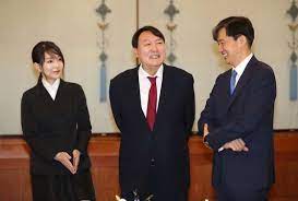 Oct 29, 2019 · 김건희 씨는 1972 년생으로 1960년생인 윤석열 검찰총장과는 열두 살 차이가 납니다. Lxcndhtyfgcgjm