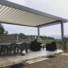 Une Pergolabioclimatique Comme Une Avancee Une Dimension D Exception Pour Profiter De La Vue En Famille Avec Images Pergola Bioclimatique Pergola Design Pergola