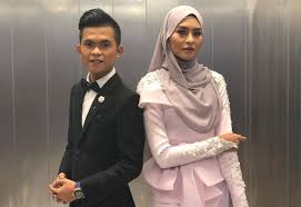 Wany hasrita performing their 1st duet single, disana cinta disini rindu. Wany Hasrita Mohon Maaf Pada Tajul Atas Salah Faham Tidak Relevan Hiburan Mstar