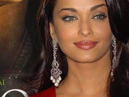 Nile noastre frumoase, le boث›iث›i ب™i le duceث›i la nasul. Cum AratÄƒ Fiica Celei Mai Frumoase Femei Din Lume ActriÅ£a Aishwarya Rai Se LaudÄƒ Peste Tot Cu Copila Stirile Kanal D