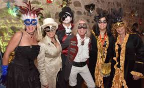 Wie auf einem maskenball kommen alle zusammen, verkleidet in ihrem breitesten lächeln. Tanz Auf Der Godesburg Maskenball In Bad Godesberg