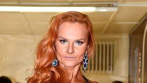 Also i act and sing a little. Iva Pazderkova Pichla Do Vosiho Hnizda Urazila Sve Kafe Cz