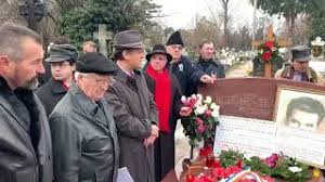 Nicolae ceauşescu ar fi împlinit pe 26 ianuarie vârsta de 93 de ani. Foto Video CaÈiva Nostalgici Ai Regimului Comunist S Au Adunat De CrÄciun La Mormantul Lui Nicolae Èi Al Elenei CeauÈescu Critici Dure La Actuala ClasÄ PoliticÄ ÄÈtia Care VorbeÈte In Dezacorduri