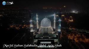 Gambar waktu malam di masjid sultan salahuddin abdul aziz shah dengan reflection. Masjid Sultan Salahuddin Abdul Aziz Shah